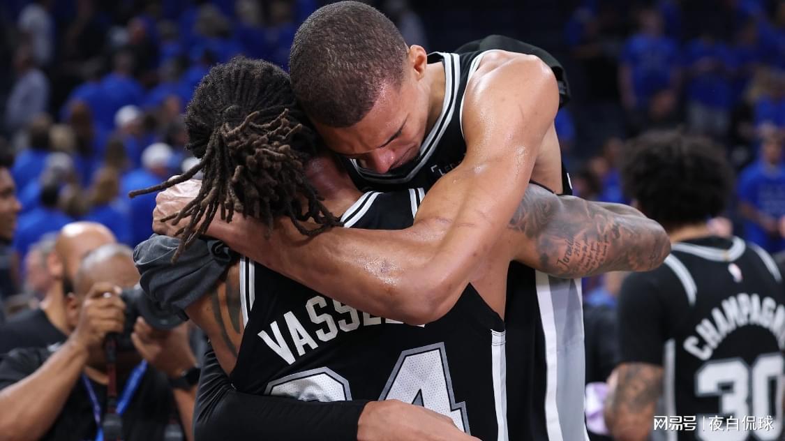NBA总决赛G1开战前,文班亚马为马刺队友赠送了一份独特的礼物